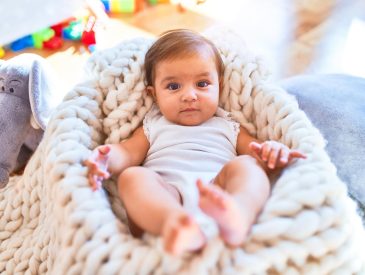 Come tenere in braccio un neonato